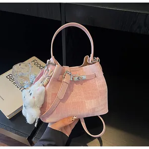 Elegante rosa Beuteltasche für Damen mit einem süßen weißen Plüschanhänger-Detail