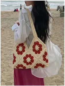 Detailansicht einer handgefertigten gehäkelten floralen Tragetasche für den Strandurlaub