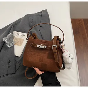 Elegante braune strukturierte Beuteltasche für Damen mit Bärenanhänger und Metallschloss