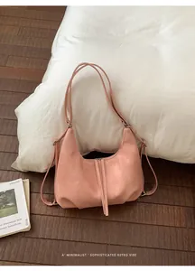 Primo piano della borsa rosa minimalista multiuso con grande capacità e morbida ecopelle.