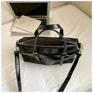 Gros plan d'un sac oreiller vintage noir brillant montrant l'intérieur ouvert