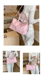 Photos de style de vie d'un sac à main rose vintage porté par un mannequin dans un café