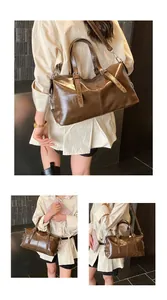 Vues détaillées du sac polochon marron vintage pour femme avec sangles multiples