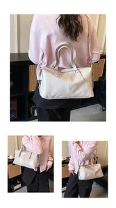 Plusieurs vues d'un sac oreiller vintage crème chic avec une bandoulière ajustable