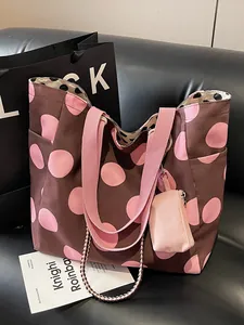 Modieuze bruine canvas draagtas met roze stippen en bijpassende kleine portemonnee