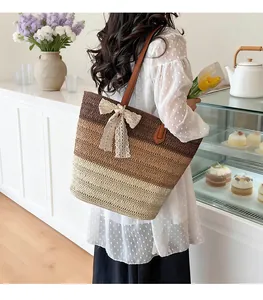 Sac cabas en paille tissée avec nœud en dentelle dans un cadre de café décontracté