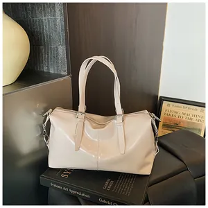 Sac à main vintage beige brillant dans un décor intérieur artistique rétro