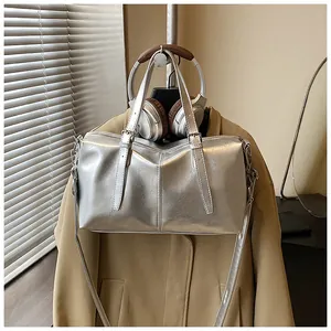 Sac oreiller argenté métallisé avec finition brillante et bandoulière