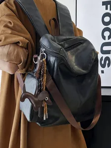 Zaino elegante in ecopelle nera di grande capacità per donna con portachiavi a cane