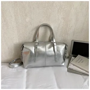 Sac oreiller rétro argenté présenté dans un cadre de vie moderne et minimaliste