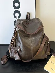 Zaino vintage in ecopelle marrone scuro da donna con ciondolo a forma di cane