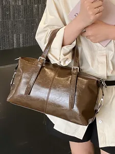 Sac à main Boston vintage marron brillant chic pour femme avec détails en argent