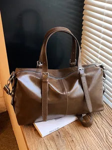 Sac Boston vintage en cuir marron brillant avec bandoulière réglable et poignées supérieures