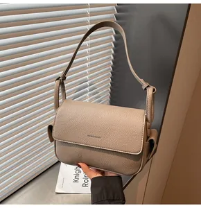 Detailansicht der eleganten beige Leder-Achseltasche für Damen mit Schultergurt