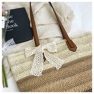 Détail d'un sac cabas en paille tissé à la main avec un nœud en dentelle élégant