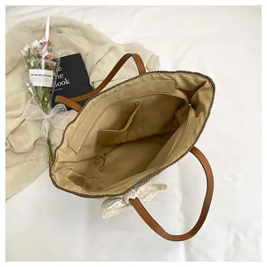 Vue détaillée de l'intérieur d'un grand sac cabas en paille tressée fait à la main