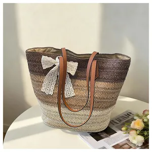 Grand sac cabas en paille tissée tricolore avec nœud en dentelle et anses en cuir