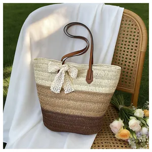 Vue détaillée d'un grand sac cabas en paille tressée avec nœud en dentelle en extérieur