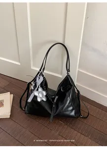 Borsa a zaino nera di grande capacità con un'atmosfera retrò molto sofisticata