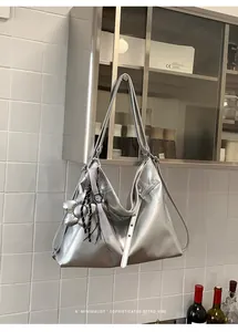Dettaglio di un capiente zaino argento 3 in 1 in un ambiente retrò minimalista