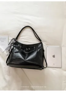 Borsa tote nera multiuso di grande capacità accanto a un iPad per confronto taglie
