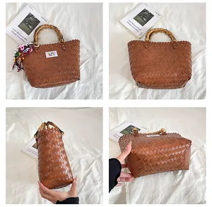 Bolso de playa de tejido marrón hecho a mano con asas de bambú, vistas detalladas