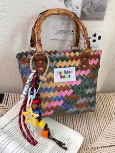 Bolso de playa tejido a mano con asas de bambú y colgantes de estrellas