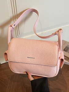Elegante rosa Umhängetasche aus genarbtem Leder mit minimalistischem Design