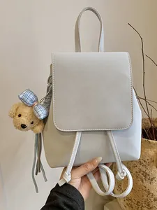 Minimalistischer hellblauer Damen-Rucksack mit niedlichem Teddybär-Anhänger für Reisen