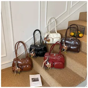 Cinque borse a bauletto vintage in vari colori con graziosi ciondoli a forma di orsetto.