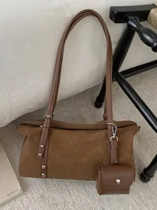 Borsa a cuscino in ecopelle marrone alla moda con tracolla regolabile e mini pochette