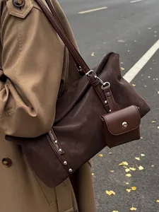 Elegante borsa a tracolla in pelle scamosciata marrone scuro con mini pochette