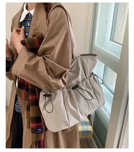 Beige Canvas-Einkaufstasche mit Gittermuster und Kordelzugtaschen für Studium und Arbeit