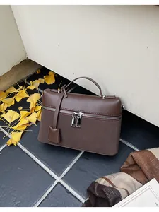 Λεπτομέρεια μιας ρετρό καφέ τσάντας με μοναδικό σχέδιο με διπλό ασημένιο φερμουάρ.