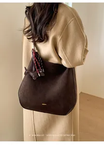 Minimalistische braune Hobo-Tasche mit großem Fassungsvermögen für Damen.
