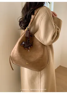 Stilvolle braune Tasche mit großem Fassungsvermögen und Dackelanhänger für den Alltag