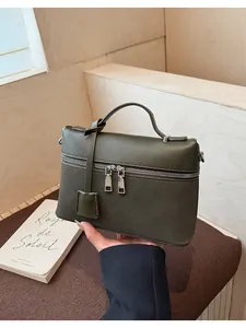 Κοντινή λεπτομέρεια vintage λαδί γυναικείας τσάντας με διπλά μεταλλικά φερμουάρ υψηλής ποιότητας