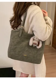 Borsa tote retrò in pelle scamosciata verde con ciondolo a coniglio e design minimal