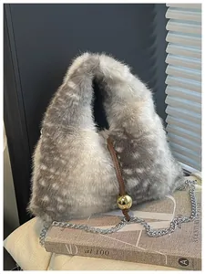 Gros plan d'un sac à main en peluche imprimé léopard avec une bandoulière en chaîne.