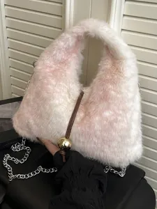Sac à main élégant en fausse fourrure rose et blanc avec chaîne et détail boule dorée