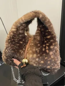Petit sac à main élégant en peluche avec motif tacheté et ornement sphère dorée