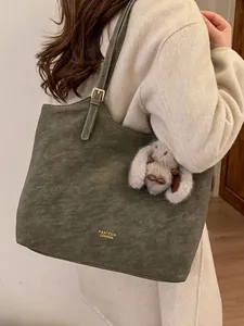 Grande borsa tote vintage verde oliva da donna con simpatico ciondolo a forma di coniglio