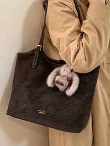 Borsa tote vintage marrone di grande capacità in pelle scamosciata con charm a coniglio
