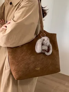 Grande borsa tote in pelle scamosciata marrone con design retrò minimalista autunnale