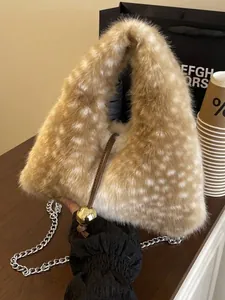 Sac à main pelucheux à motif tacheté en forme de triangle pour l'automne