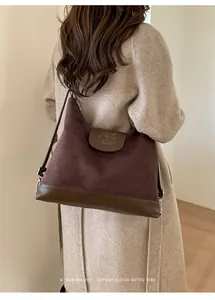 Mochila retro de ante color burdeos para mujer con ribete de cuero marrón