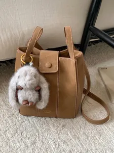 Vintage bruine emmer tas met schattige konijn bedel voor herfst en winter casual stijl