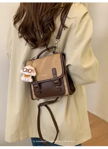 Zaino vintage marrone in ecopelle su un modello con un'atmosfera rétro minimal