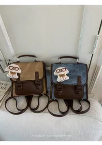 Vista dettagliata di eleganti zaini retrò da donna nelle varianti kaki e blu denim.