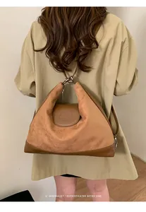 Vista detallada de una mochila vintage de ante marrón para el trayecto diario al trabajo.